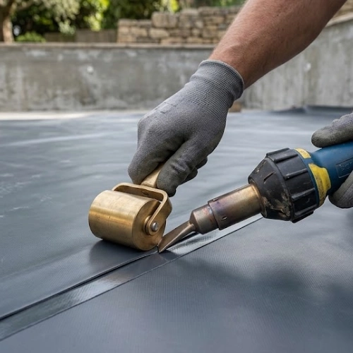 Soudure thermique à l'air chaud et marouflage de précision sur membrane armée de piscine